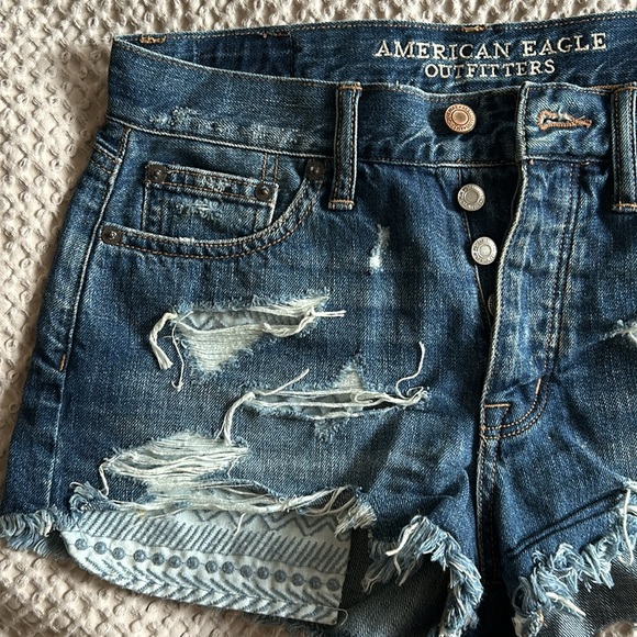 American Eagle dark blue denim distressed shorts, embroidered pocket, size 0 - Picture 2 of 3
